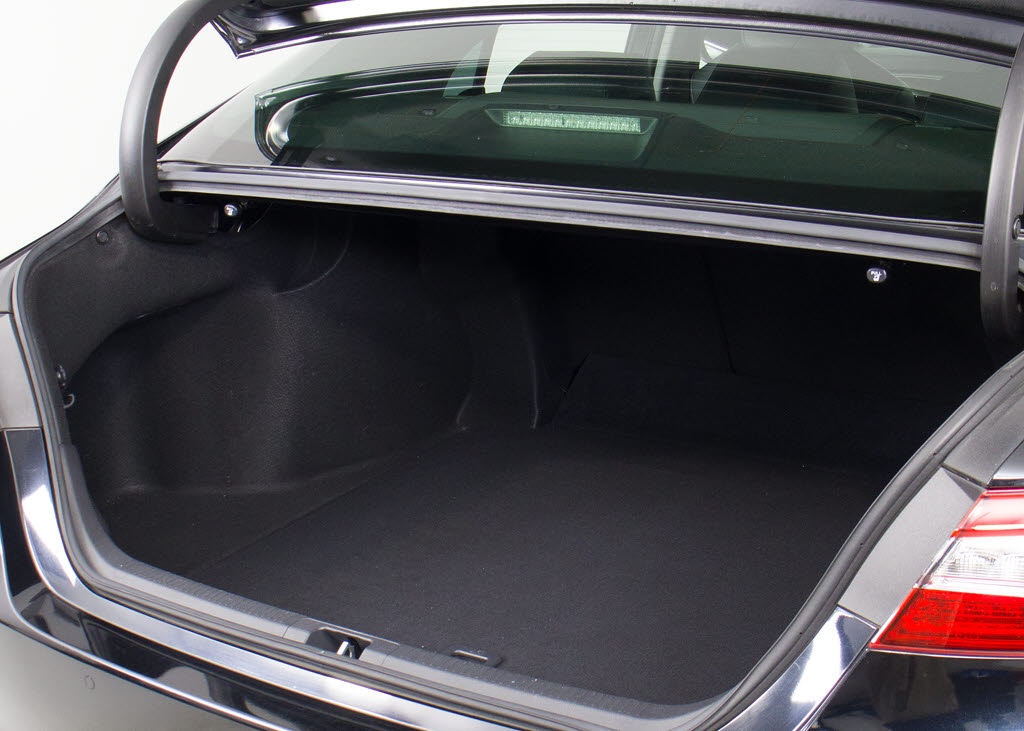 トランクが狭いと思っておりませんか？実際
は大容量トランクです！旅行等の長距離ドラ
イブも快適です！また、屋根付きスペースを
完備しておりますので、夜間でも、雨でも雪
の日だってゆっくりご覧頂けます。