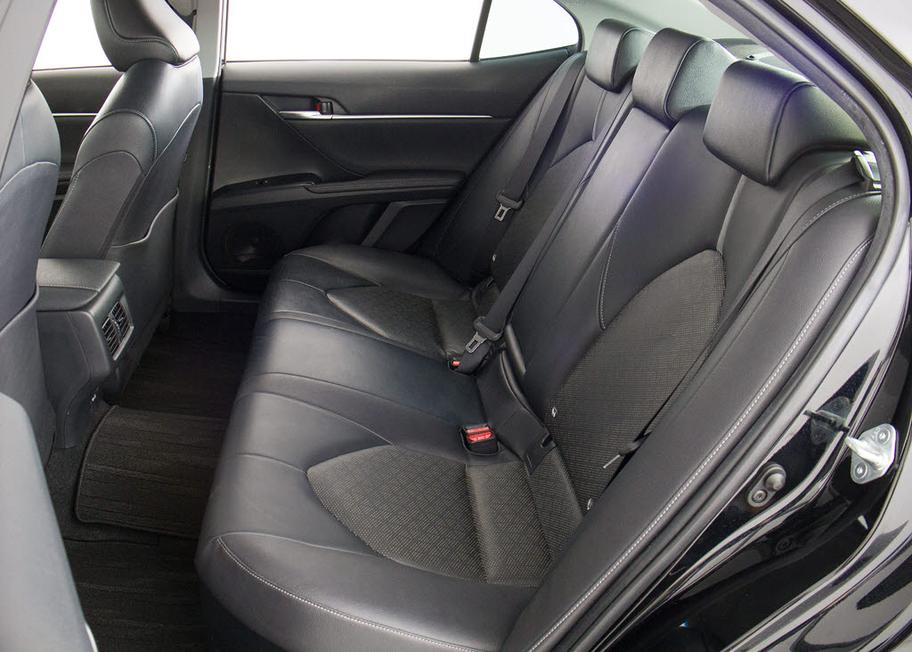 赤革、茶革、黒革、白革、黒×赤コンビ革・
・・お好みの色で新品本革シートを作成でき
ます！オリジナル本革でカーライフを満喫は
いかがでしょうか？ご興味ある方は、デザイ
ン等含め当社までお問い合わせください！