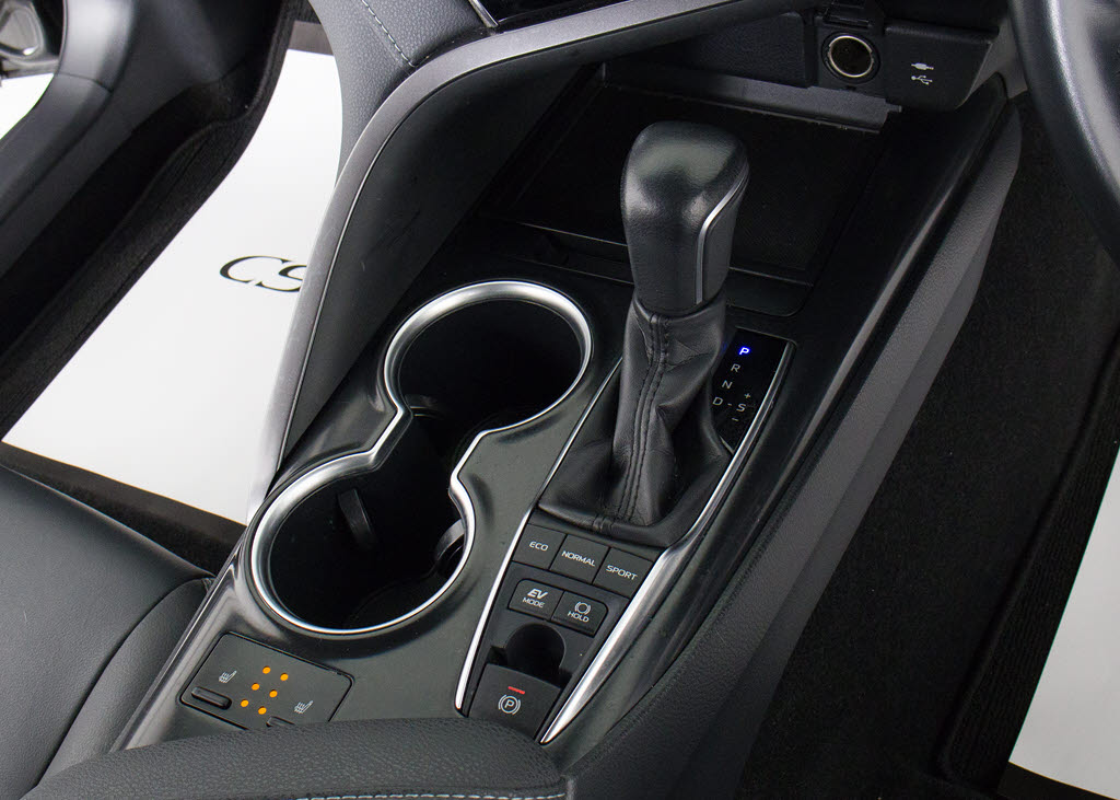 シフト周りです。スッキリとしつつも高級感
や操作性を損なわない作りとなって参ります
。