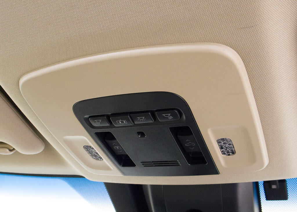 人気装備のパノラマルーフが付いています！
上下チルトに前後スライド機能が付いていま
すので、様々なドライブシーンで活躍してく
れます！！開放感ある車内空間は気持ちがい
いですよ！是非体感してみて下さい！