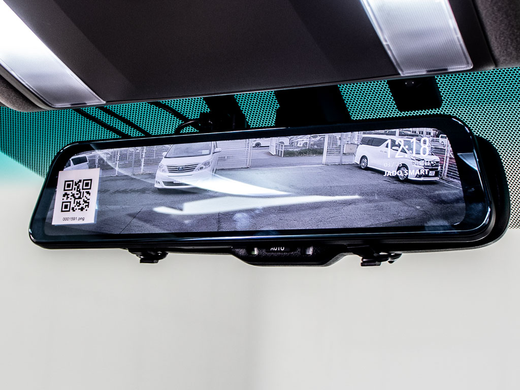 角度や位置を気にしなくてもいい車両後部を
映し出すデジタルインナーミラーを装備！ミ
ラー側のボタンやタッチ操作で明るさの調整
などもできます！