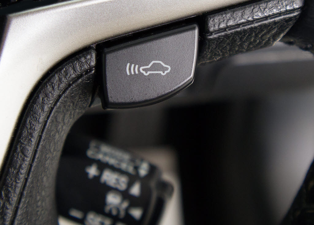 衝突回避支援型プリクラッシュセーフティシ
ステム　前方に出現した障害物に対し警報を
発し、ドライバーに警告。同時にブレーキア
シストにより衝突回避と速度を軽減します。