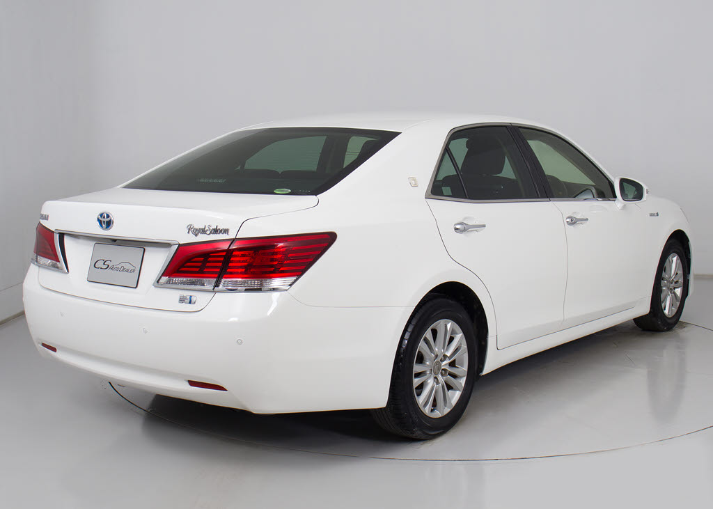 個性的なリアビューで御座います。精悍な佇
まいは高級車ならではです。