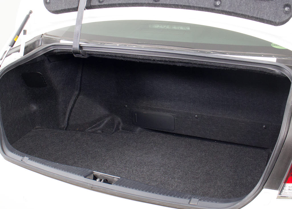 トランクが狭いと思っておりませんか？実際
は大容量トランクです！旅行等の長距離ドラ
イブも快適です！また、屋根付きスペースを
完備しておりますので、夜間でも、雨でも雪
の日だってゆっくりご覧頂けます。