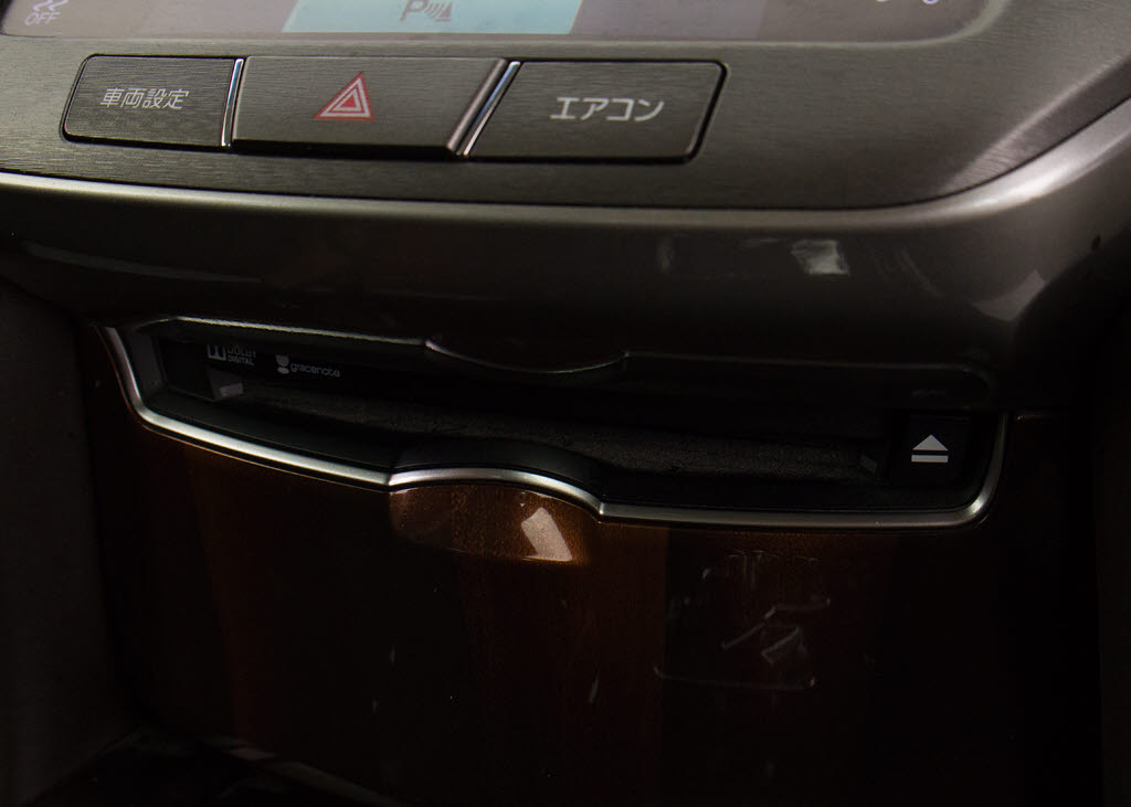 ＣＤはもちろんの事、ＤＶＤ再生も可能です
。フルセグ地デジにも対応しさらにＢｌｕｅ
ｔｏｏｔｈにも対応しております