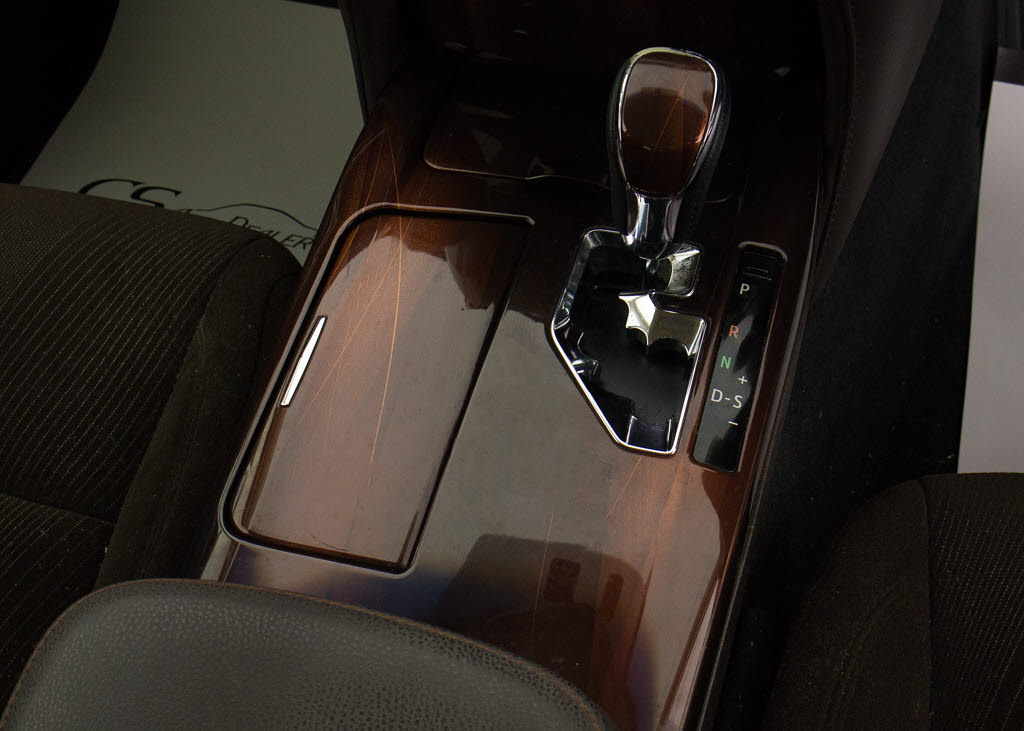 シフト周りです。スッキリとしつつも高級感
や操作性を損なわない作りとなって参ります
。