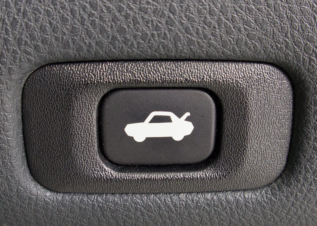 ボタン一つでトランクオープンが可能！車内
から操作できる為、非常に便利な装備の一つ
となります！