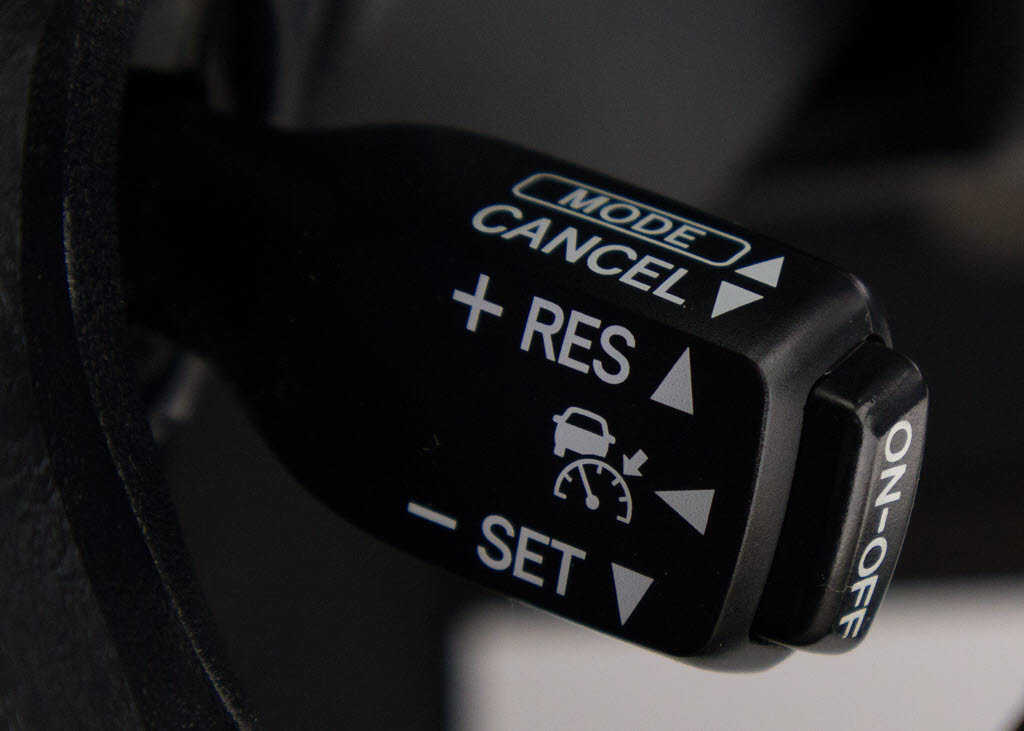 レーダークルーズコントロール　　ミリ波レ
ーダーと単眼カメラで先行車を認識し、車速
に応じた車間距離を保ちながら追従走行を支
援します。