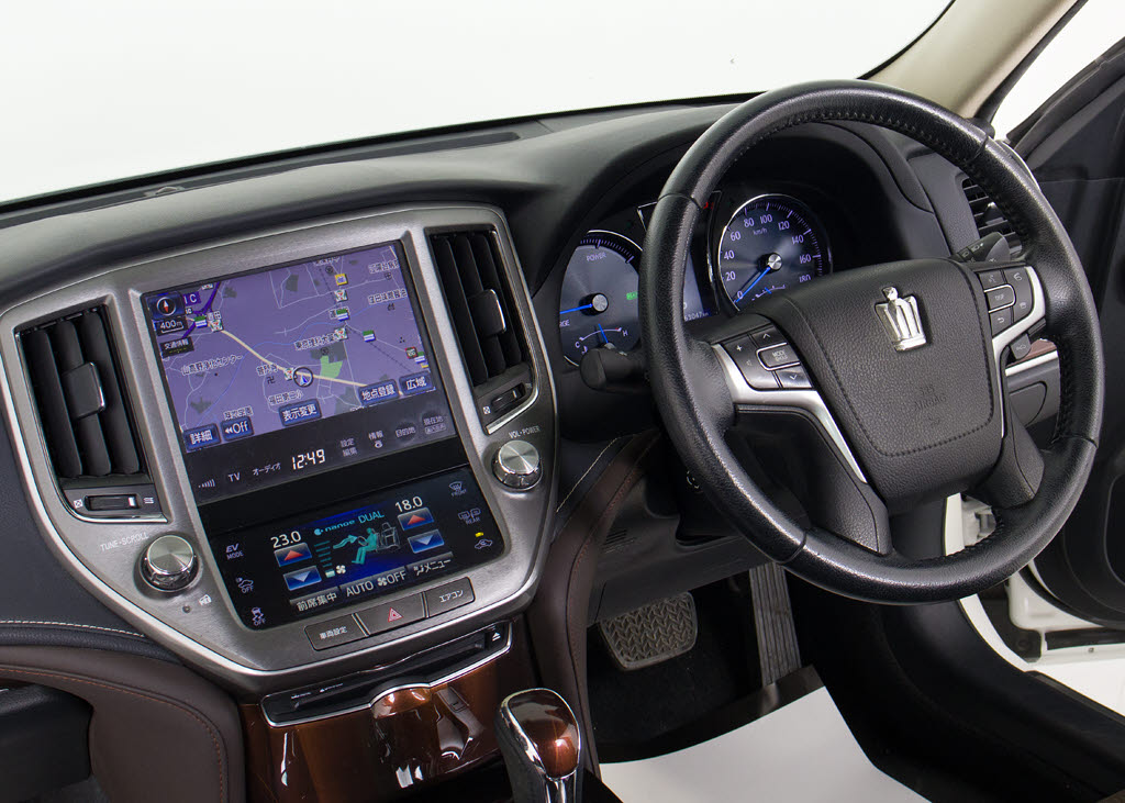 使いやすさや安全性を追求したステアリング
周り！高級車ゆえにスイッチ類が多いのも特
徴ですね！考え尽くされた配置ですぐに使い
こなす事が出来ますのでご安心下さい！是非
、体感してみて下さい！！