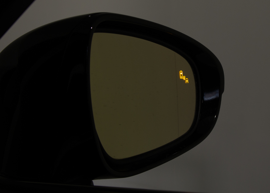 ＢＳＭ（ブラインドスポットモニタ）！隣の
車線を走る車両をレーダーで検知し、ドアミ
ラーでは確認しにくい後側方エリアに存在す
る車両に加えて、急接近してくる車両も検知
します。