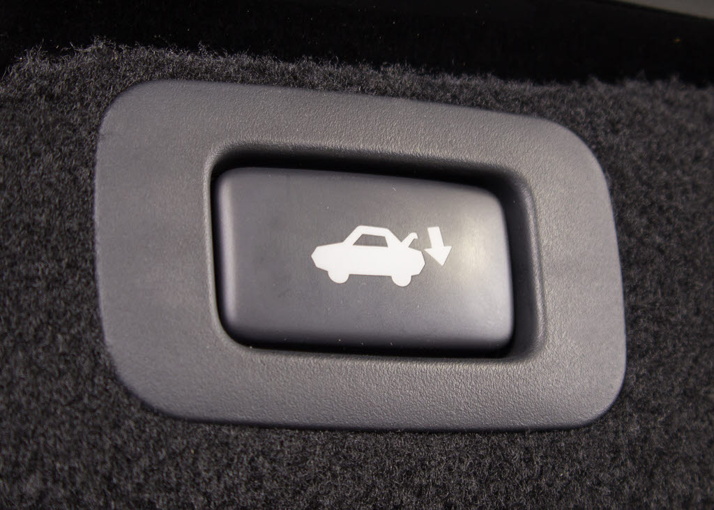 スイッチ操作でトランクリッドの自動開閉が
行えます。電子キー本体のワイヤレス機能や
運転席のスイッチからでもオープン操作が可
能です！高級車ならではの快適装備です！！