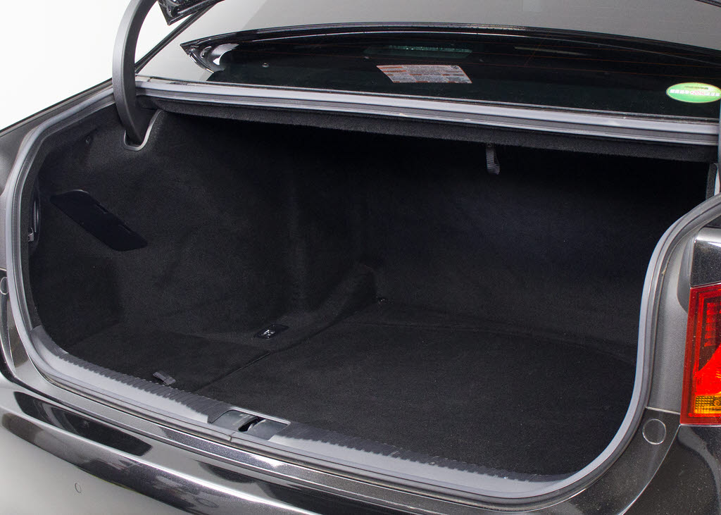 トランクが狭いと思っておりませんか？実際
は大容量トランクです！旅行等の長距離ドラ
イブも快適です！また、屋根付きスペースを
完備しておりますので、夜間でも、雨でも雪
の日だってゆっくりご覧頂けます。