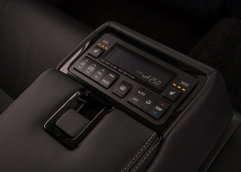 後席もＶＩＰ装備！後席センターコンソール
の画像です！こちらのお車は、オーディオな
ども後席から操作出来るなど豪華！ゲストに
喜んで頂ける装備ですね！