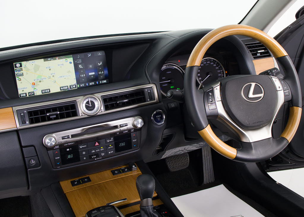 ★使いやすさや安全性を追求したステアリン
グ周り！高級車ゆえにスイッチ類が多いのも
特徴ですね！考え尽くされた配置ですぐに使
いこなす事が出来ますのでご安心下さい！是
非、体感してみて下さい！！