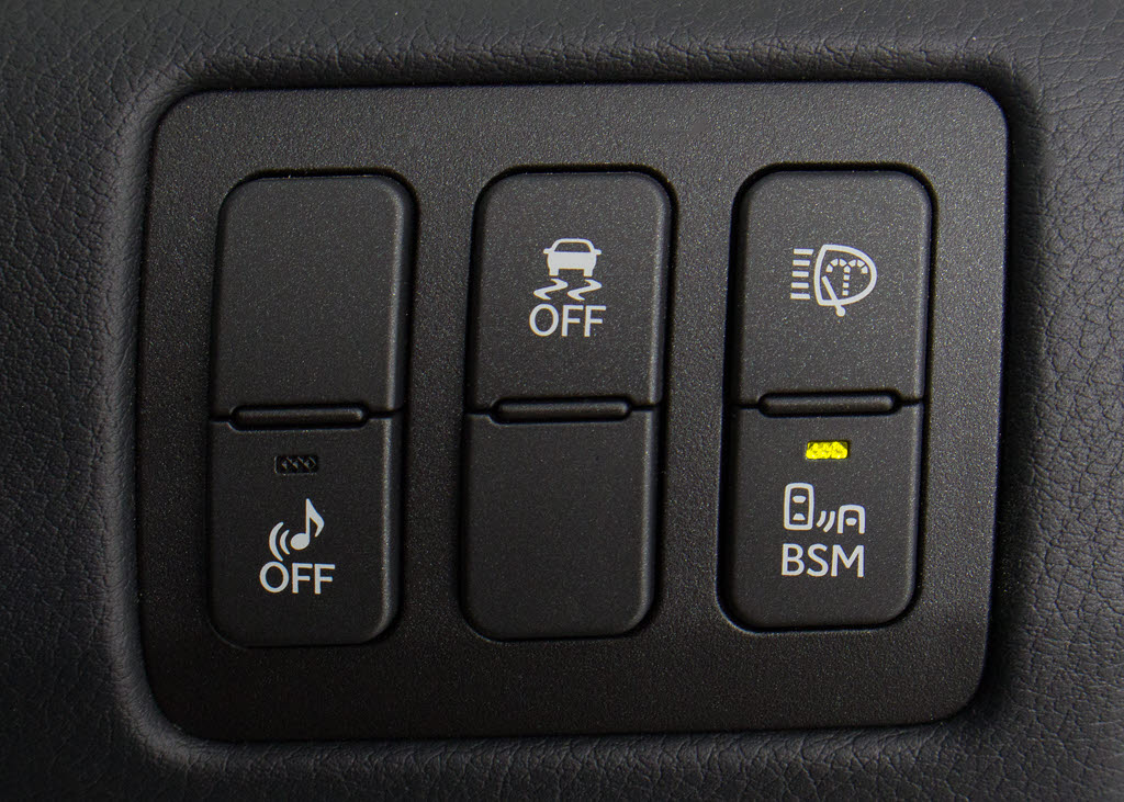 ★使いやすさや安全性を追求したステアリン
グ周り！高級車ゆえにスイッチ類が多いのも
特徴ですね！考え尽くされた配置ですぐに使
いこなす事が出来ますのでご安心下さい！是
非、体感してみて下さい！！