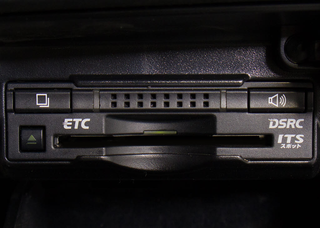★ＥＴＣ（ＤＳＲＣ）が装備されています！
！社外品とは違い収まりの良いデザインが人
気！高速道路を利用する際は必需品ですよね
！！ストレス無く料金所を通過出来ます！！
