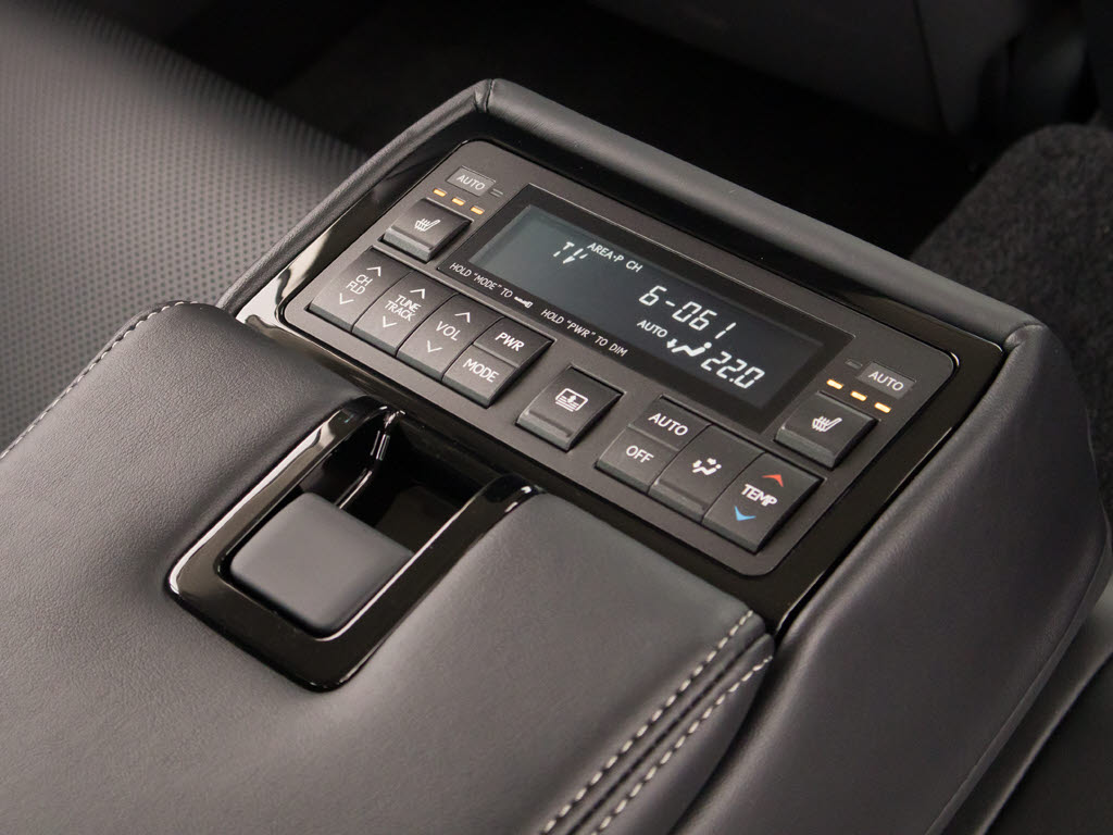 後席もＶＩＰ装備！後席センターコンソール
の画像です！こちらのお車は、オーディオな
ども後席から操作出来るなど豪華！ゲストに
喜んで頂ける装備ですね！