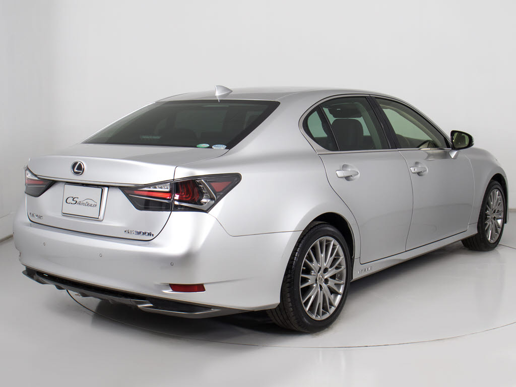 個性的なリアビューで御座います。精悍な佇
まいは高級車ならではです。