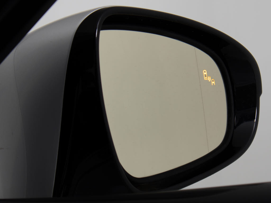 ＢＳＭ（ブラインドスポットモニタ）！隣の
車線を走る車両をレーダーで検知し、ドアミ
ラーでは確認しにくい後側方エリアに存在す
る車両に加えて、急接近してくる車両も検知
します。