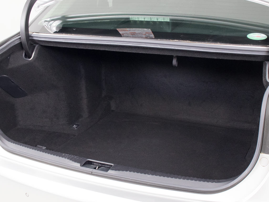 トランクが狭いと思っておりませんか？実際
は大容量トランクです！旅行等の長距離ドラ
イブも快適です！また、屋根付きスペースを
完備しておりますので、夜間でも、雨でも雪
の日だってゆっくりご覧頂けます。