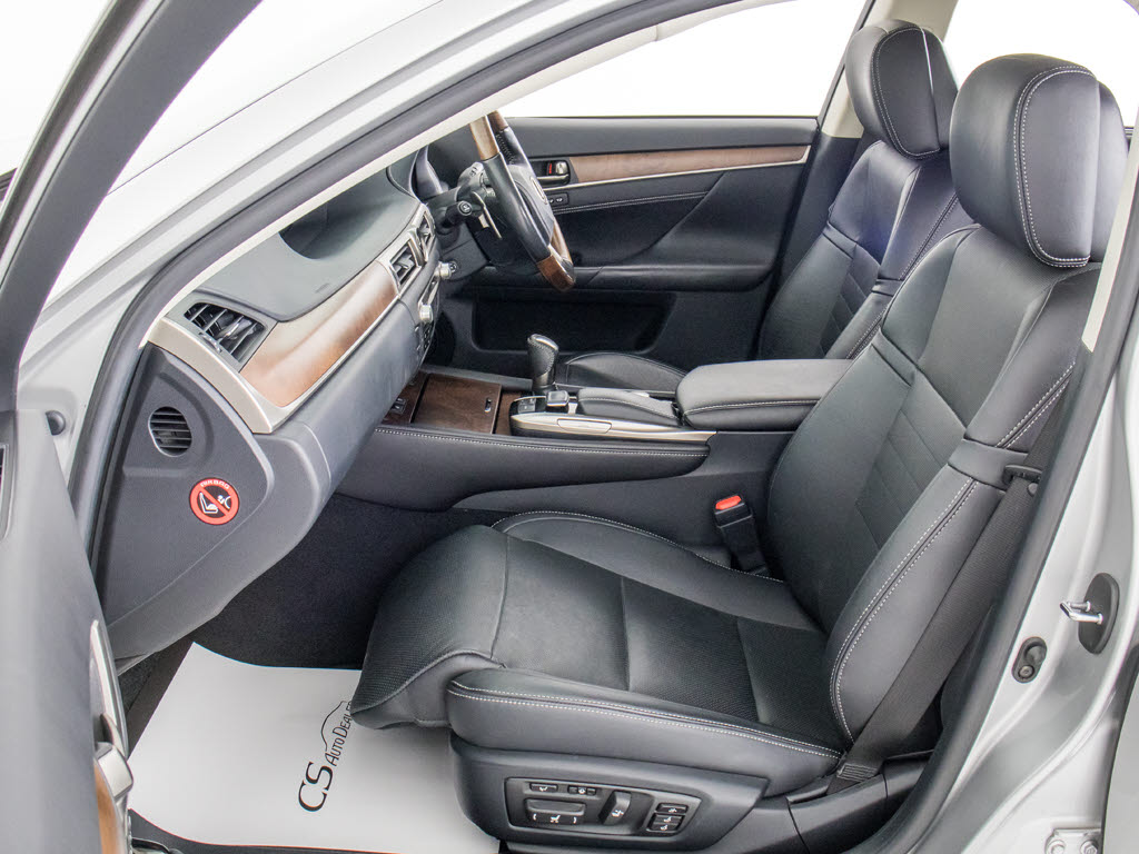 オットマン搭載！！足を伸ばしても当たらな
い？？そんな快適特別空間です！！