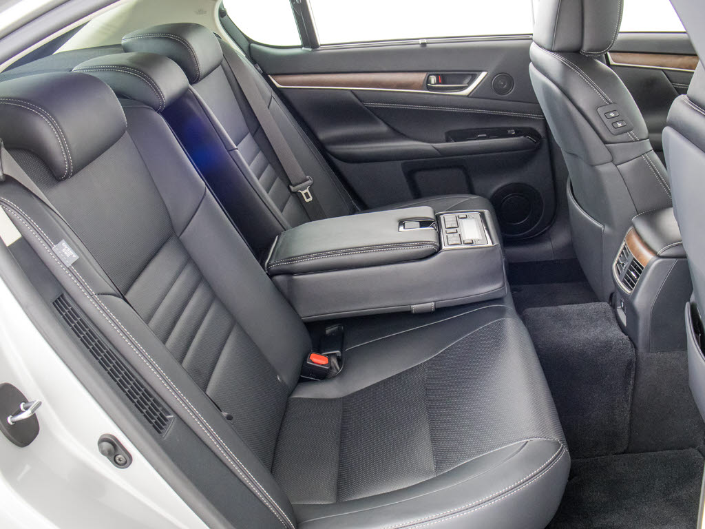 赤革、茶革、黒革、白革、黒×赤コンビ革・
・・お好みの色で新品本革シートを作成でき
ます！オリジナル本革でカーライフを満喫は
いかがでしょうか？ご興味ある方は、デザイ
ン等含め当社までお問い合わせください！