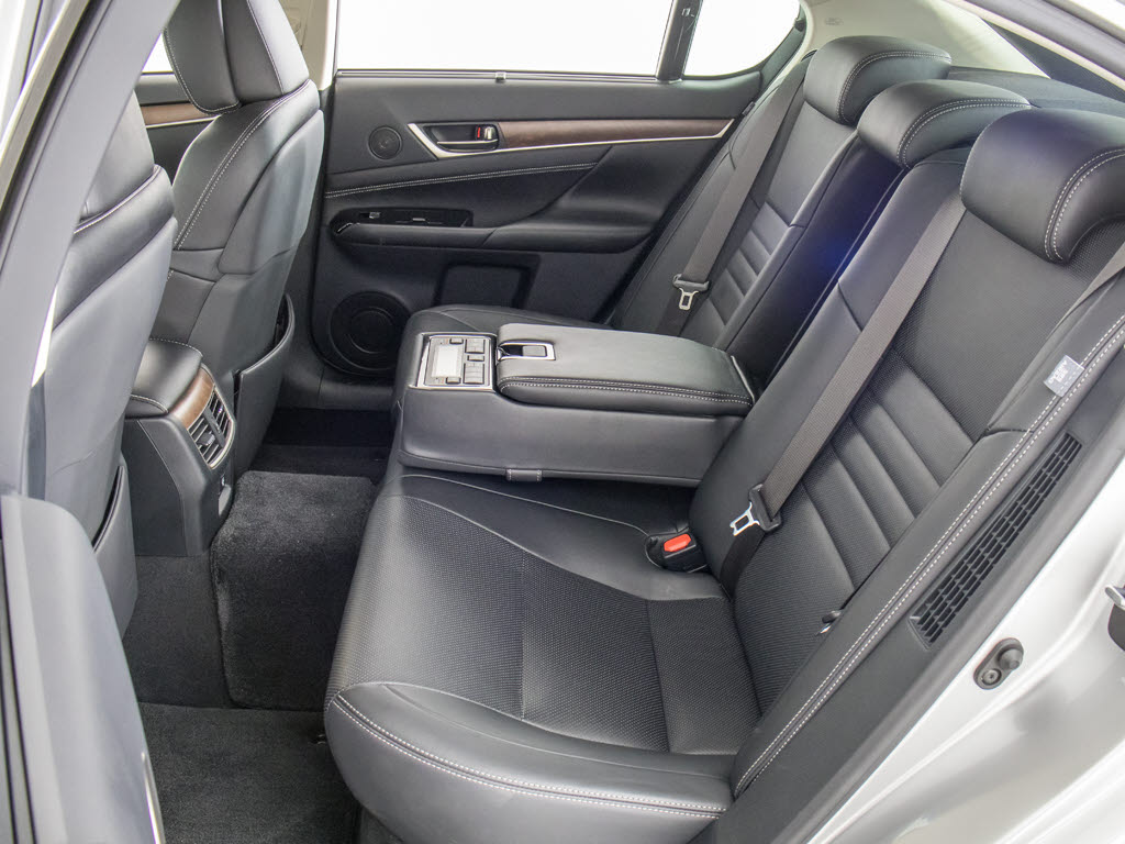 赤革、茶革、黒革、白革、黒×赤コンビ革・
・・お好みの色で新品本革シートを作成でき
ます！オリジナル本革でカーライフを満喫は
いかがでしょうか？ご興味ある方は、デザイ
ン等含め当社までお問い合わせください！