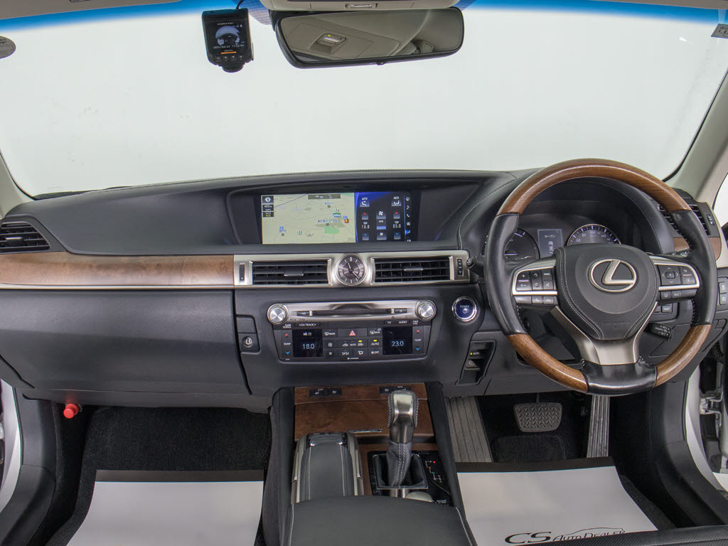 禁煙車です！室内は嫌なニオイも無く、すご
く綺麗な状態です！禁煙車・・特にセダンタ
イプのお車では少ないですよね！！タバコの
ニオイが苦手なお客様必見です！快適にご乗
車頂けます！！