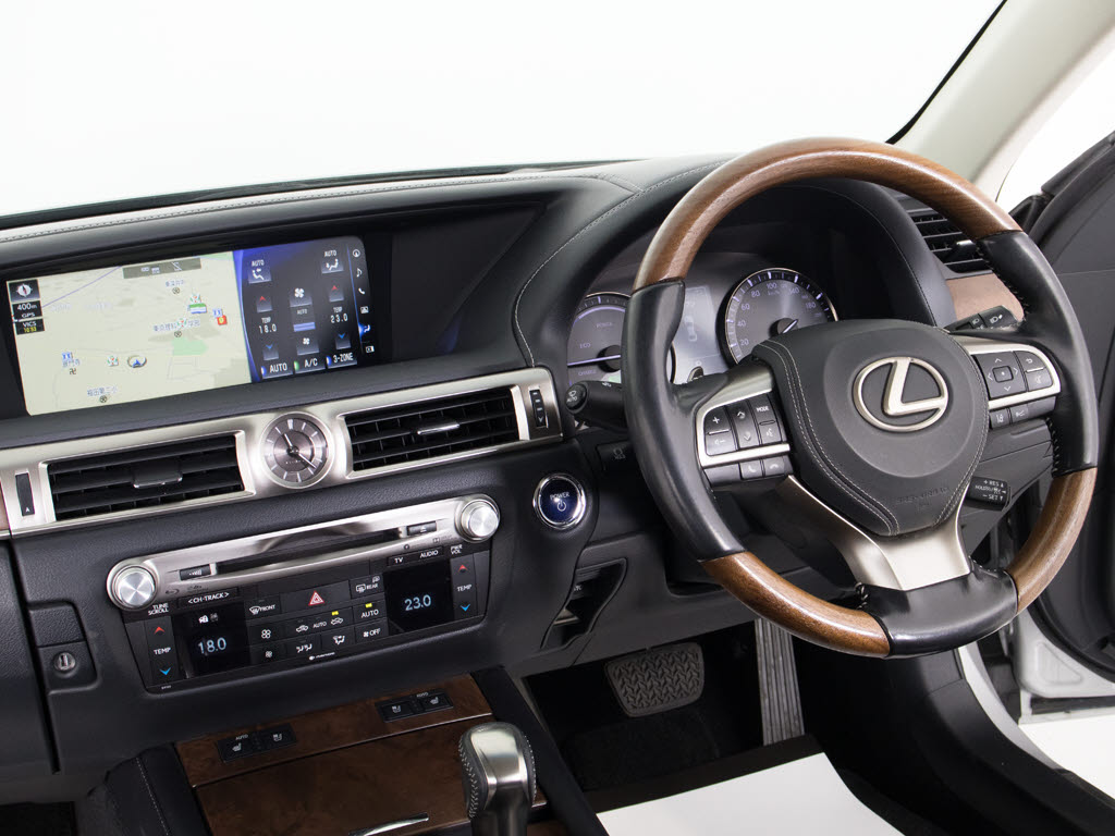 ★使いやすさや安全性を追求したステアリン
グ周り！高級車ゆえにスイッチ類が多いのも
特徴ですね！考え尽くされた配置ですぐに使
いこなす事が出来ますのでご安心下さい！是
非、体感してみて下さい！！