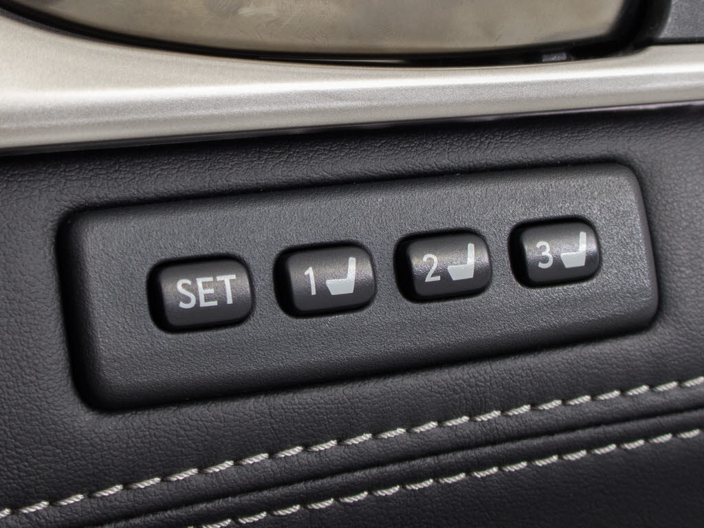 ★シートメモリー機能を装備！シート位置を
記憶出来きます。すごく便利ですよ！