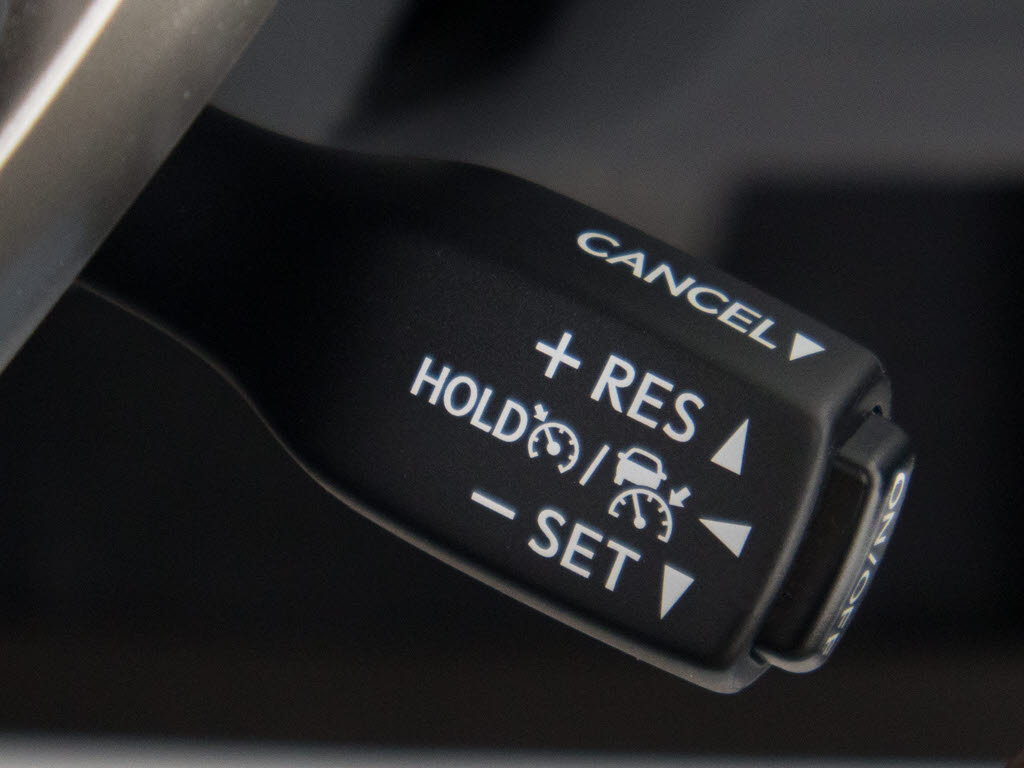 レーダークルーズコントロール　　ミリ波レ
ーダーと単眼カメラで先行車を認識し、車速
に応じた車間距離を保ちながら追従走行を支
援します。