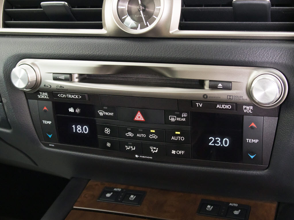 ＣＤはもちろんの事、ＤＶＤ＆Ｂｌｕ－ｒａ
ｙ再生も可能です。フルセグ地デジにも対応
しさらにＢｌｕｅｔｏｏｔｈにも対応してお
ります