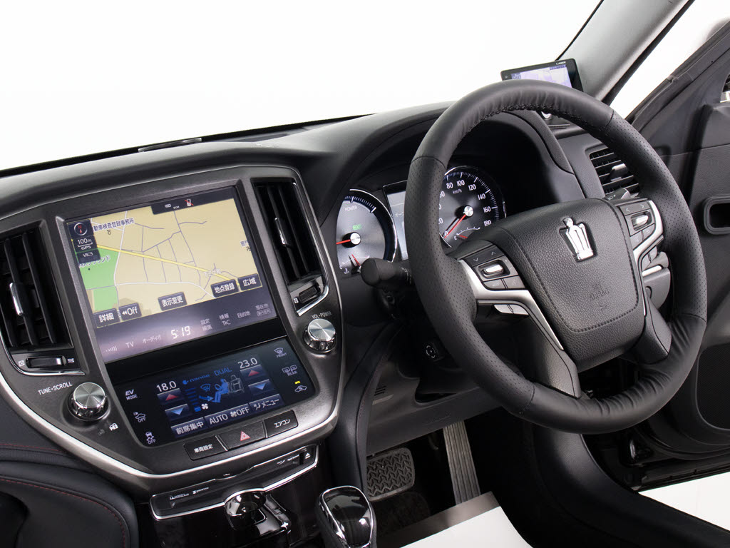 使いやすさや安全性を追求したステアリング
周り！高級車ゆえにスイッチ類が多いのも特
徴ですね！考え尽くされた配置ですぐに使い
こなす事が出来ますのでご安心下さい！是非
、体感してみて下さい！！