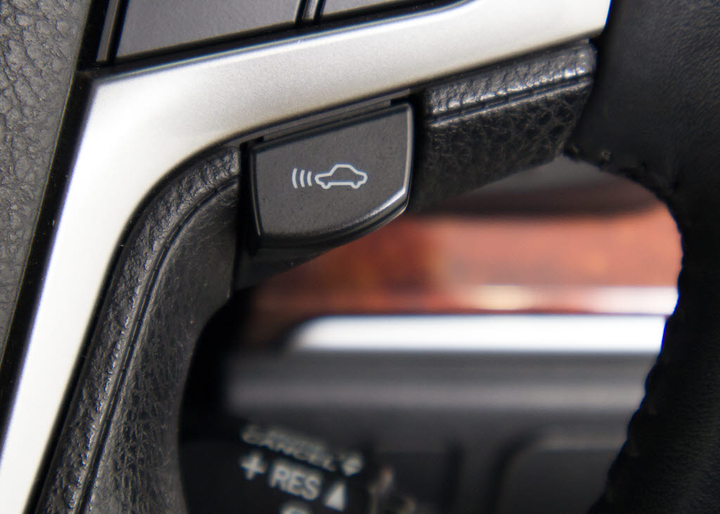 衝突回避支援型プリクラッシュセーフティシ
ステム　前方に出現した障害物に対し警報を
発し、ドライバーに警告。同時にブレーキア
シストにより衝突回避と速度を軽減します。