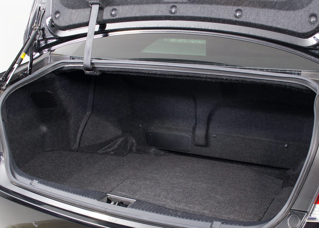 トランクが狭いと思っておりませんか？実際
は大容量トランクです！旅行等の長距離ドラ
イブも快適です！また、屋根付きスペースを
完備しておりますので、夜間でも、雨でも雪
の日だってゆっくりご覧頂けます。