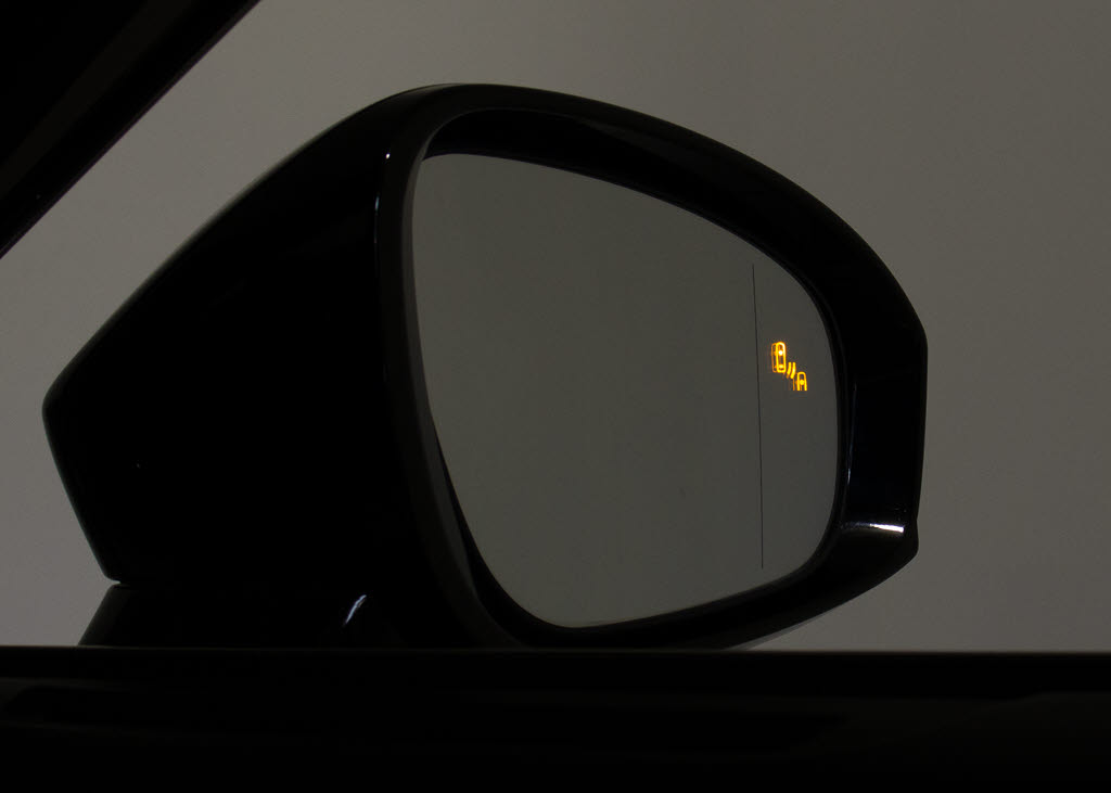 ＢＳＭ（ブラインドスポットモニタ）！隣の
車線を走る車両をレーダーで検知し、ドアミ
ラーでは確認しにくい後側方エリアに存在す
る車両に加えて、急接近してくる車両も検知
します。