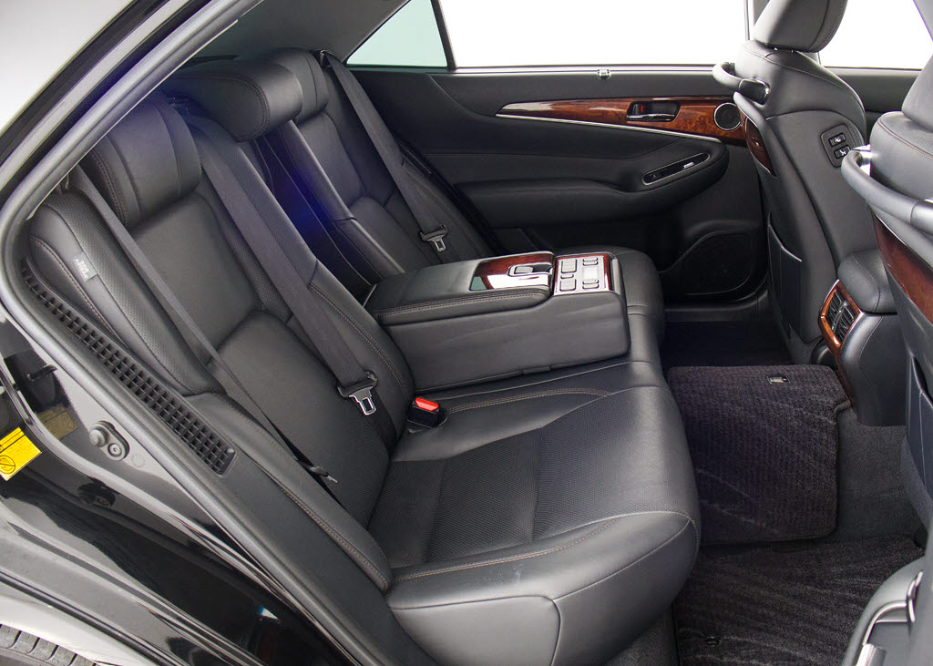 人気の本革シート付きです！！本革が装備さ
れるだけで高級感が増します！当社では、本
革シートのカラー変更や張替えも出来ます！
ワイン・茶・赤・青・オレンジ・黄色・コン
ビ色など何でもＯＫです！