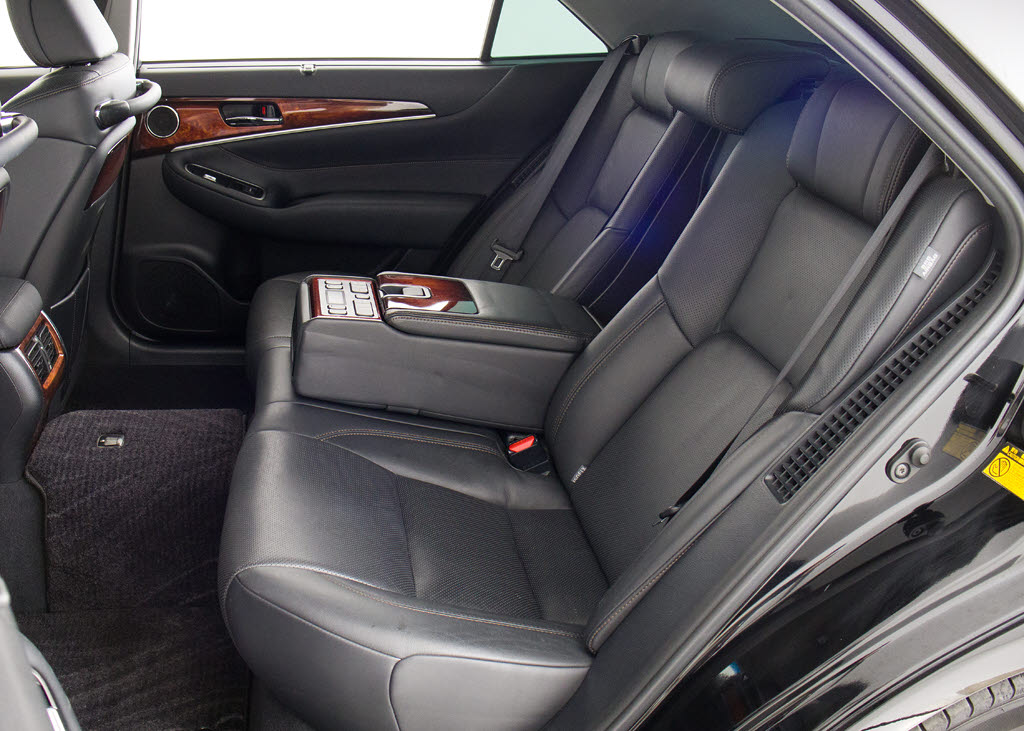 人気の本革シート付きです！！本革が装備さ
れるだけで高級感が増します！当社では、本
革シートのカラー変更や張替えも出来ます！
ワイン・茶・赤・青・オレンジ・黄色・コン
ビ色など何でもＯＫです！