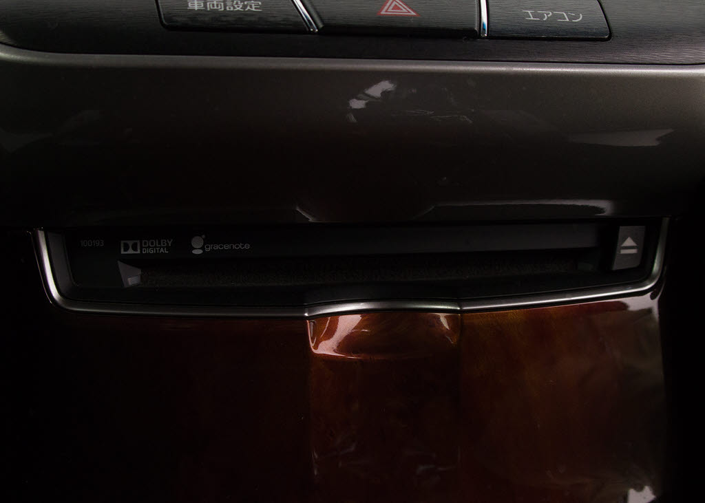 ＣＤはもちろんの事、ＤＶＤ再生も可能です
。フルセグ地デジにも対応しさらにＢｌｕｅ
ｔｏｏｔｈにも対応しております