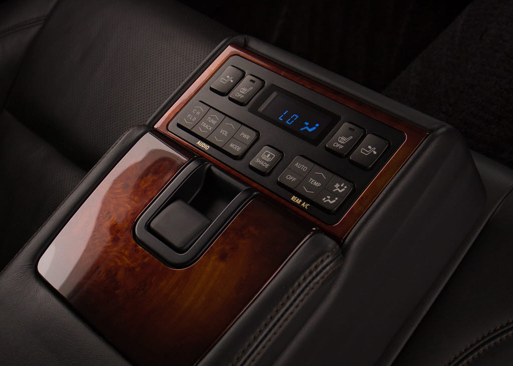 後席もＶＩＰ装備！後席センターコンソール
の画像です！こちらのお車には、後席にもパ
ワーシートが装備されています！更にオーデ
ィオなども後席から操作出来るなど豪華！ゲ
ストに喜んで頂ける装備ですね！