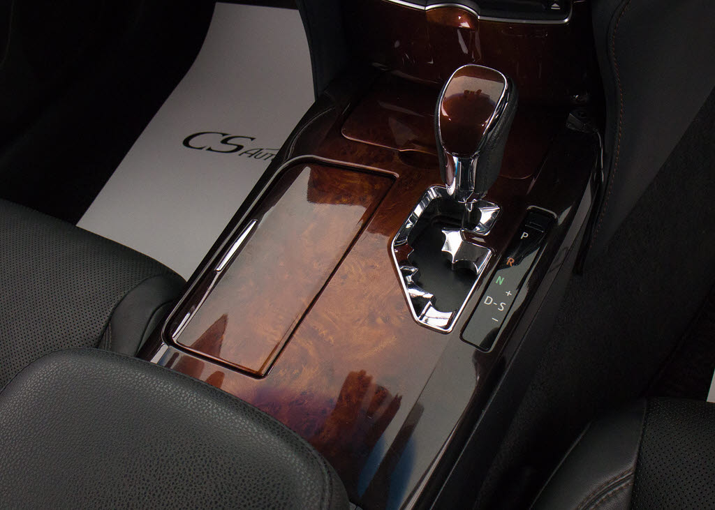 シフト周りです。スッキリとしつつも高級感
や操作性を損なわない作りとなって参ります
。