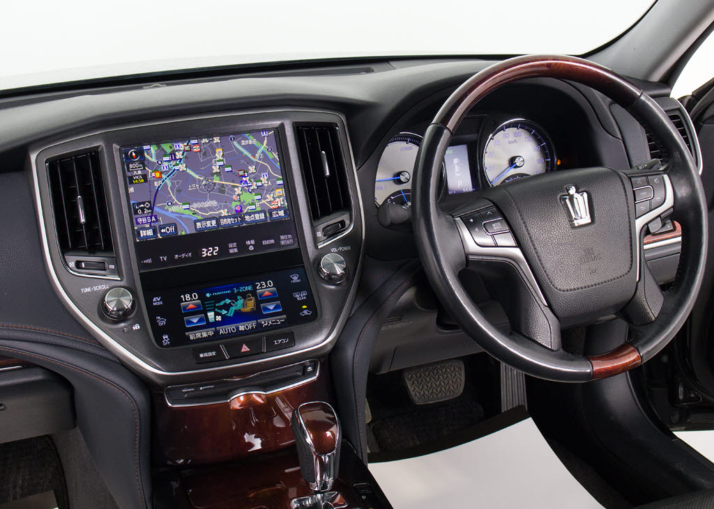 使いやすさや安全性を追求したステアリング
周り！高級車ゆえにスイッチ類が多いのも特
徴ですね！考え尽くされた配置ですぐに使い
こなす事が出来ますのでご安心下さい！是非
、体感してみて下さい！！