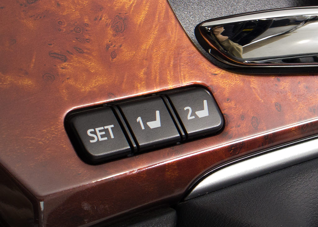 シートメモリー付き！ステアリング、シート
、ドアミラーポジションをメモリー可能です
！