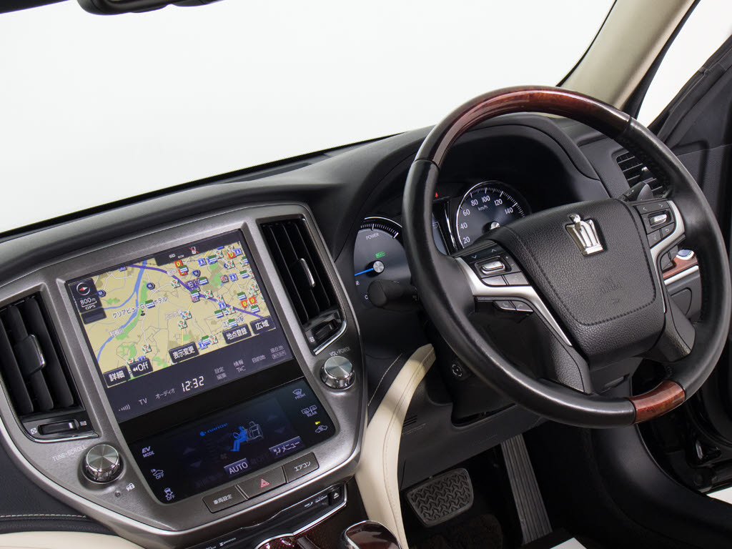 使いやすさや安全性を追求したステアリング
周り！高級車ゆえにスイッチ類が多いのも特
徴ですね！考え尽くされた配置ですぐに使い
こなす事が出来ますのでご安心下さい！是非
、体感してみて下さい！！