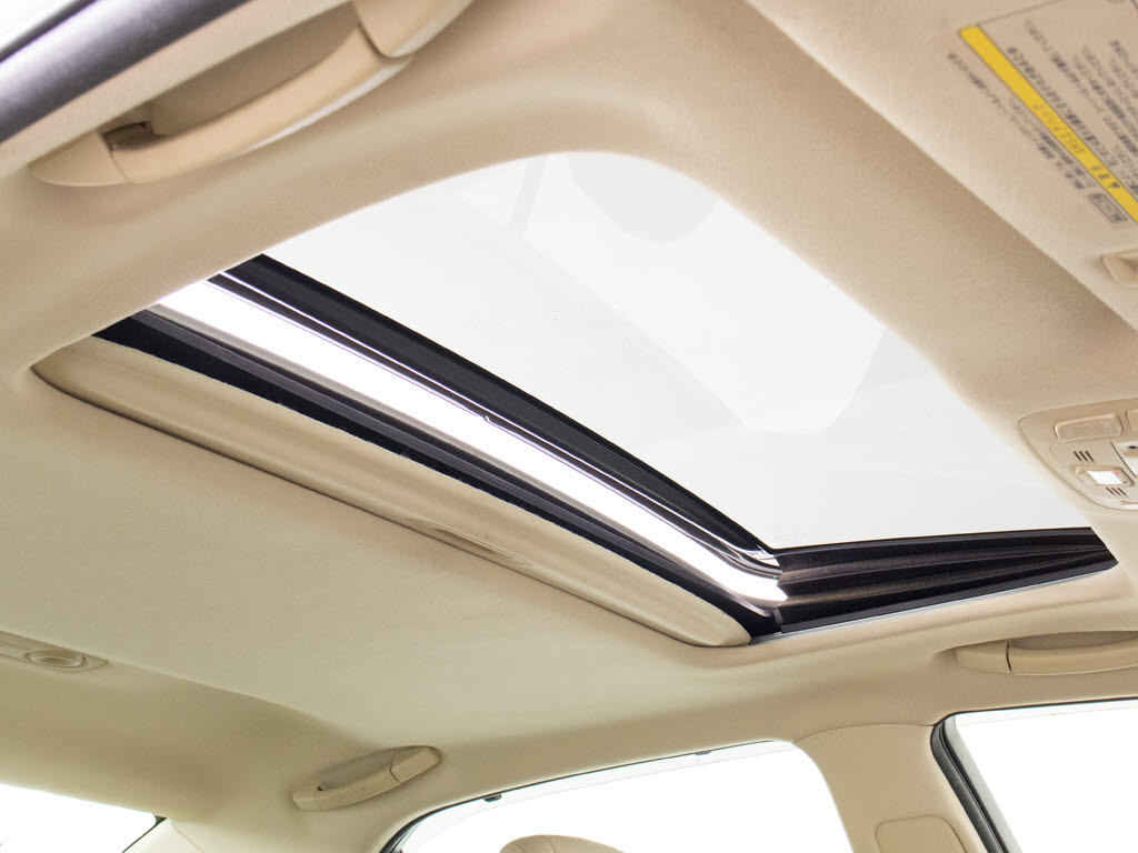 人気装備のサンルーフが付いています！上下
チルトに前後スライド機能が付いていますの
で、様々なドライブシーンで活躍してくれま
す！！開放感ある車内空間は気持ちがいいで
すよ！是非体感してみて下さい！