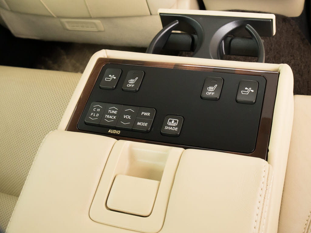 後席もＶＩＰ装備！後席センターコンソール
の画像です！こちらのお車には、後席にもパ
ワーシートが装備されています！更にオーデ
ィオなども後席から操作出来るなど豪華！ゲ
ストに喜んで頂ける装備ですね！