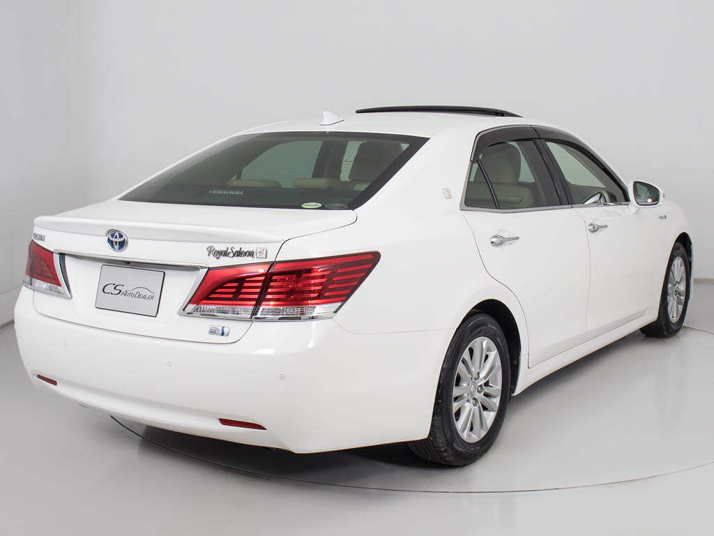 個性的なリアビューで御座います。精悍な佇
まいは高級車ならではです。