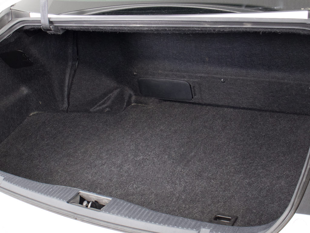 トランクが狭いと思っておりませんか？実際
は大容量トランクです！旅行等の長距離ドラ
イブも快適です！また、屋根付きスペースを
完備しておりますので、夜間でも、雨でも雪
の日だってゆっくりご覧頂けます。