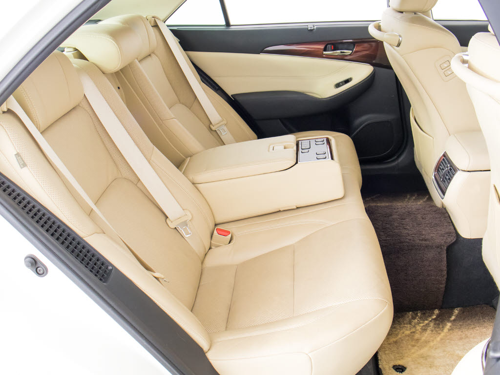 人気の本革シート付きです！！本革が装備さ
れるだけで高級感が増します！当社では、本
革シートのカラー変更や張替えも出来ます！
ワイン・茶・赤・青・オレンジ・黄色・コン
ビ色など何でもＯＫです！