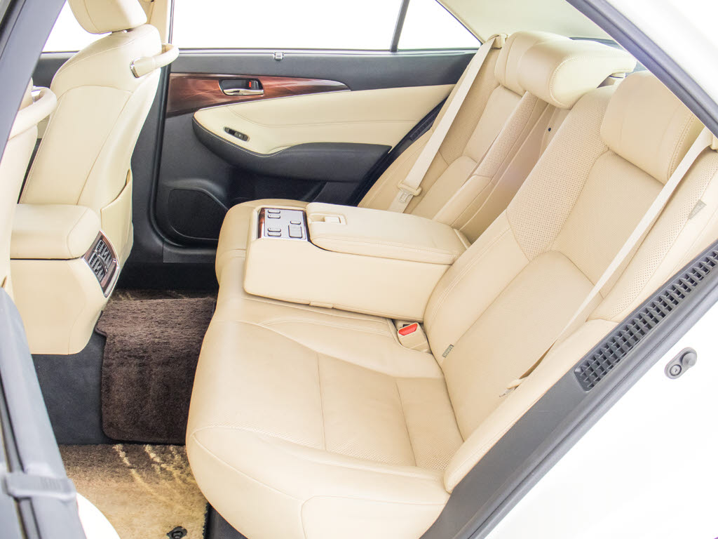 人気の本革シート付きです！！本革が装備さ
れるだけで高級感が増します！当社では、本
革シートのカラー変更や張替えも出来ます！
ワイン・茶・赤・青・オレンジ・黄色・コン
ビ色など何でもＯＫです！